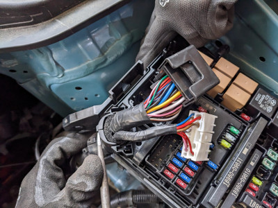 Engine bay fusebox connectors