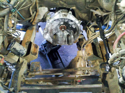 Mitsubishi_Montero_Sport_1997_3L_Empty_Engine_Bay.jpg