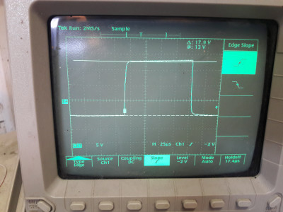 Oscilloscope trace of one period of closing and opening of an IGBT.