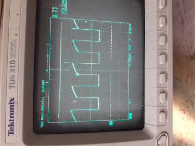 Oscilloscope trace of the PWM channel when connected to the driver board: the horizontal cursor lines indicate the minimum and maximum potential when unconnected to the driver board, so a large reduction in amplitude.