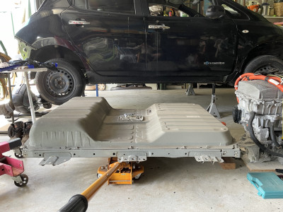 Battery came out easy on the floor jack - having a nice smooth floor helped!